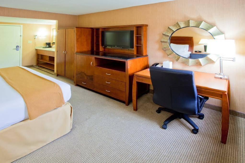 Holiday Inn Express Fairfax-Arlington Boulevard By Ihg Εξωτερικό φωτογραφία
