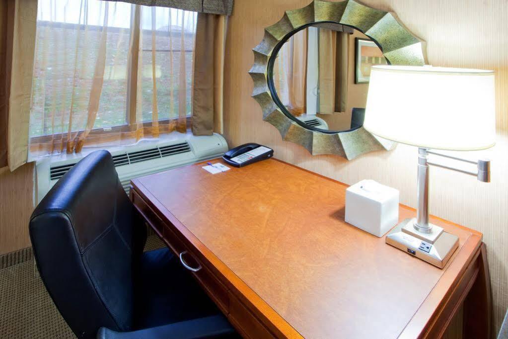 Holiday Inn Express Fairfax-Arlington Boulevard By Ihg Εξωτερικό φωτογραφία