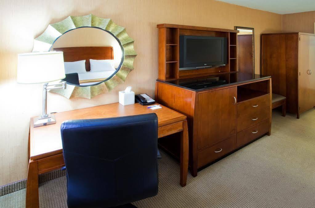 Holiday Inn Express Fairfax-Arlington Boulevard By Ihg Εξωτερικό φωτογραφία